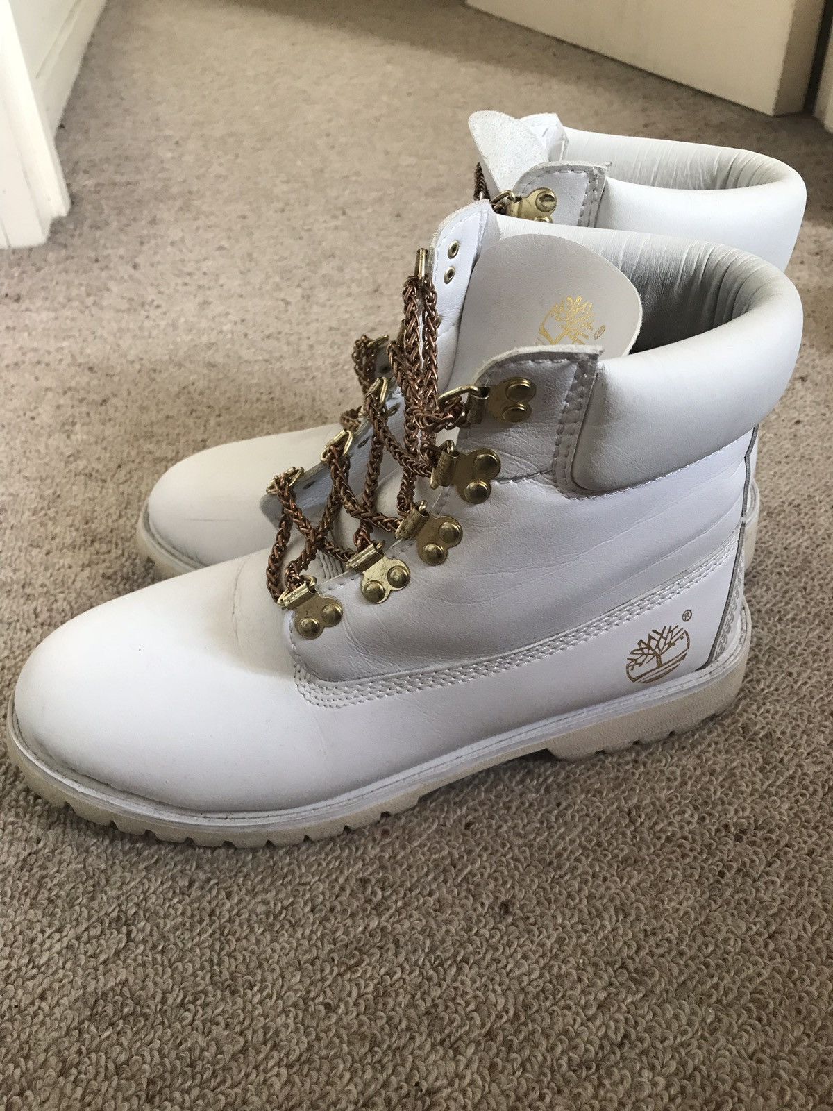 White timberlands gold store chain laces