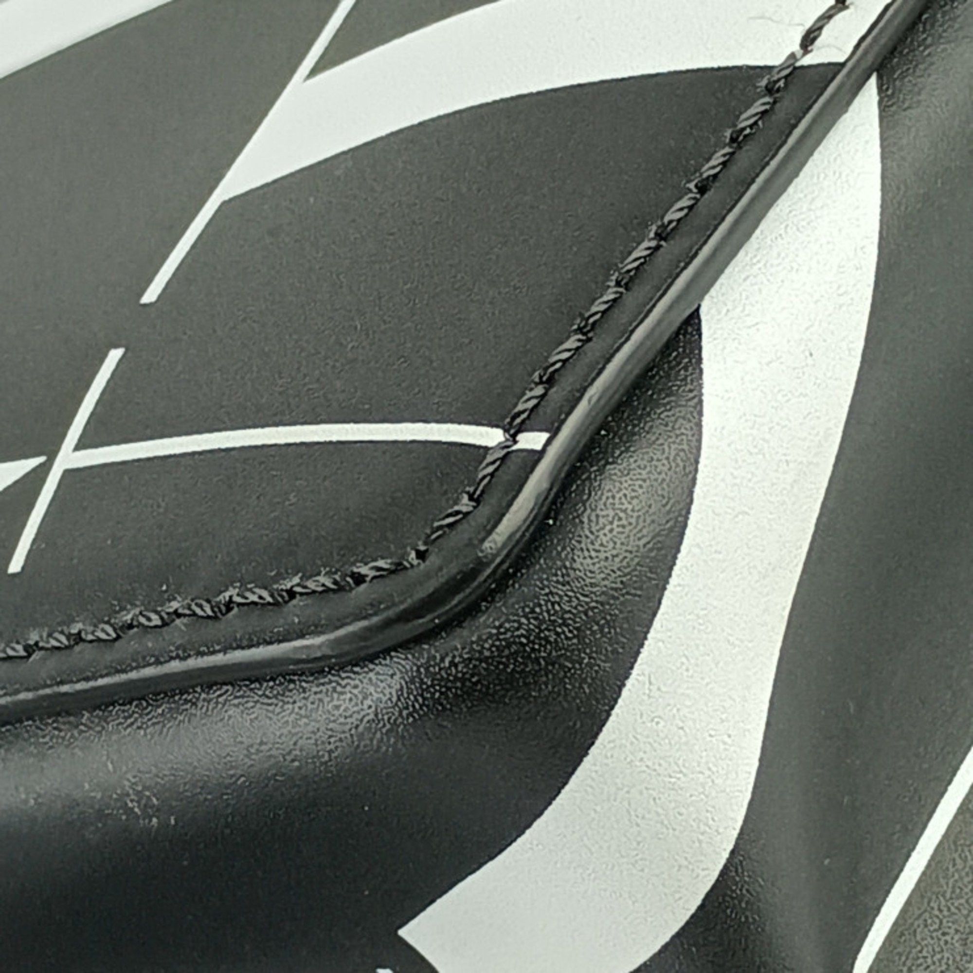 Valentino Valentino Garavani Waist Bag VLTN Body VY2B0719 GTC 0NI Black White Leather Men's Shoulder 2517033007030 Size ONE SIZE - 7 Thumbnail