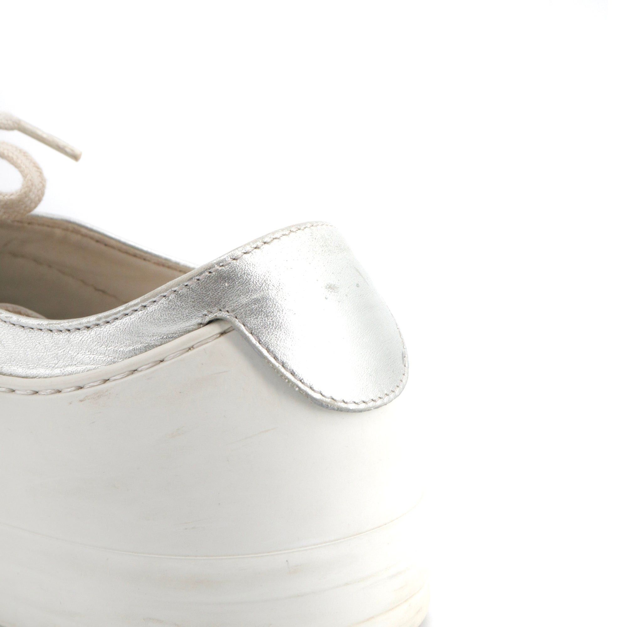 Chanel CHANEL - CC Chanel sneakers in beige and silver leather (T38.5) Size US 7.5 / IT 37.5 - 5 Thumbnail