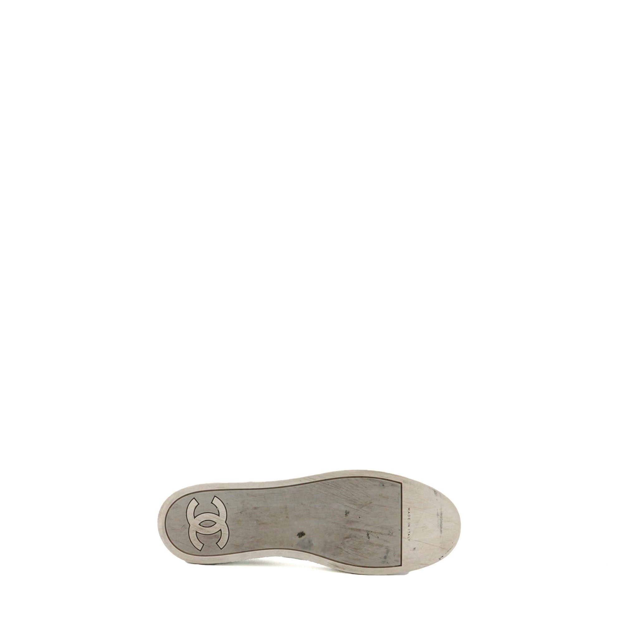 Chanel CHANEL - CC Chanel sneakers in beige and silver leather (T38.5) Size US 7.5 / IT 37.5 - 3 Thumbnail