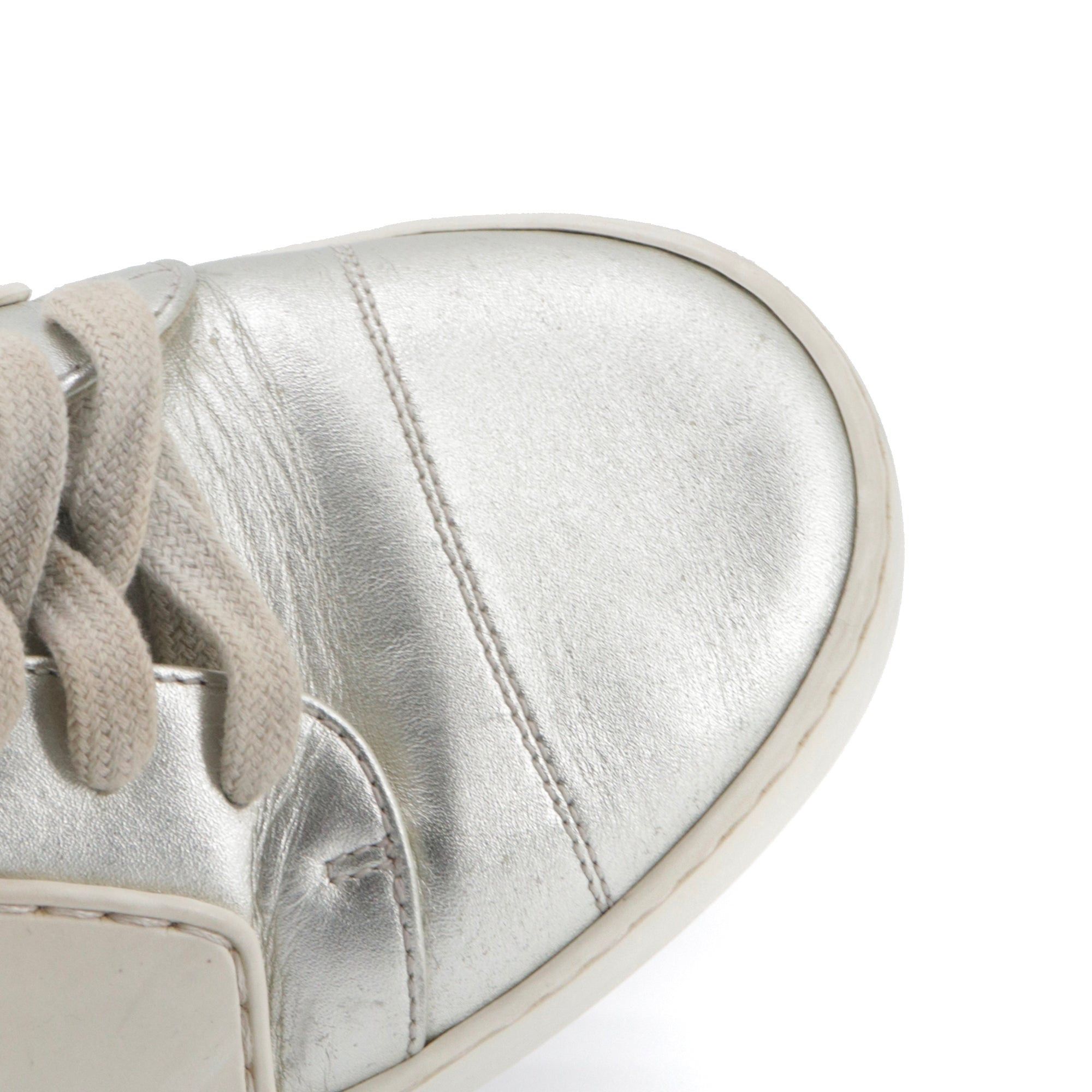 Chanel CHANEL - CC Chanel sneakers in beige and silver leather (T38.5) Size US 7.5 / IT 37.5 - 6 Thumbnail
