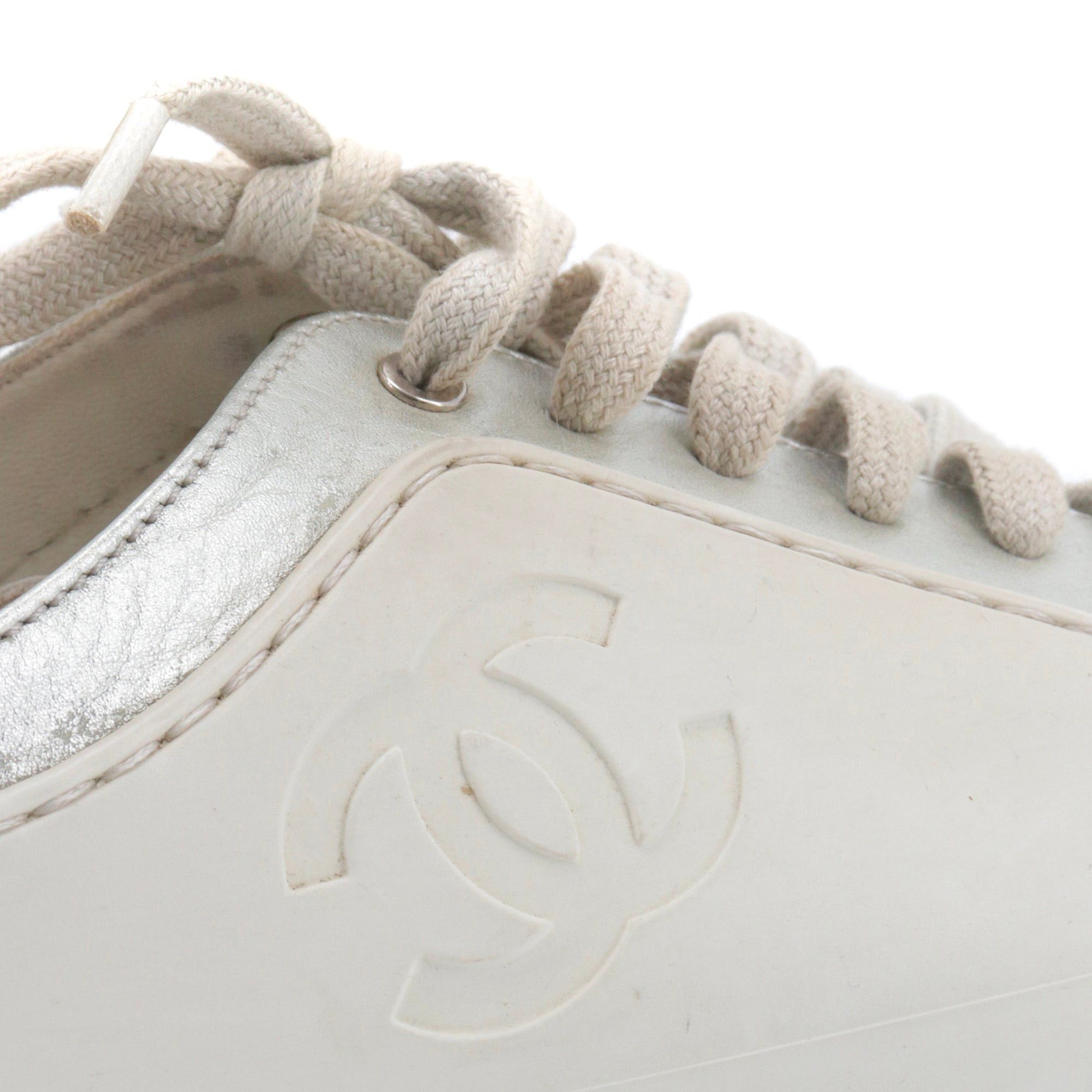 Chanel CHANEL - CC Chanel sneakers in beige and silver leather (T38.5) Size US 7.5 / IT 37.5 - 4 Thumbnail
