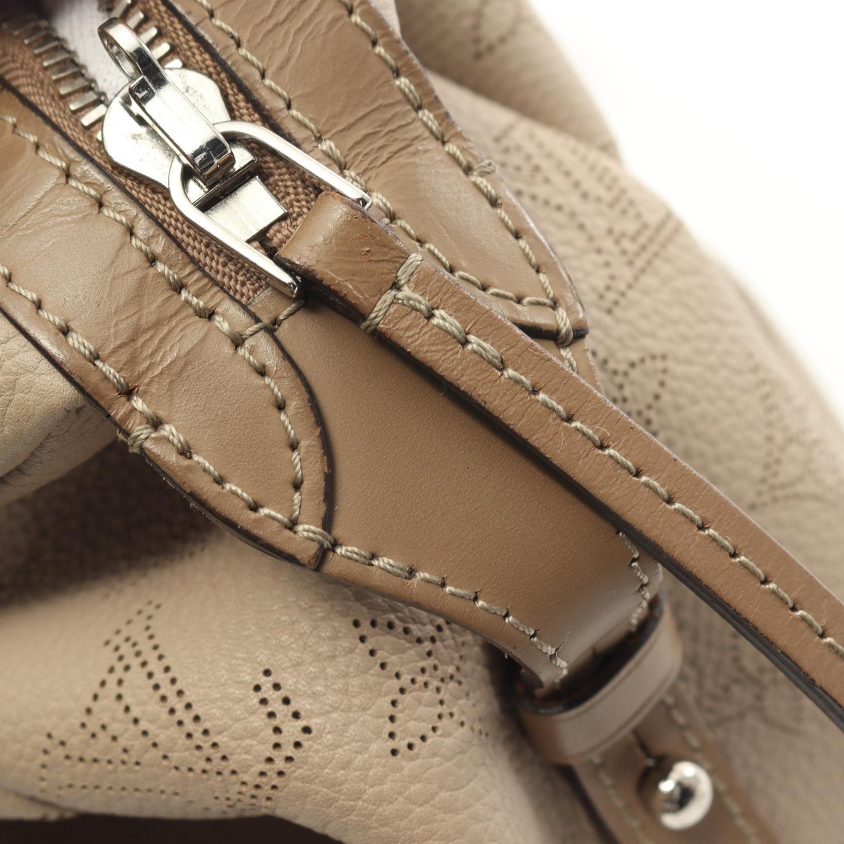 Louis Vuitton Louis Vuitton Asteria Mahina Carré Handbag Leather Gray Beige Size ONE SIZE - 10 Thumbnail