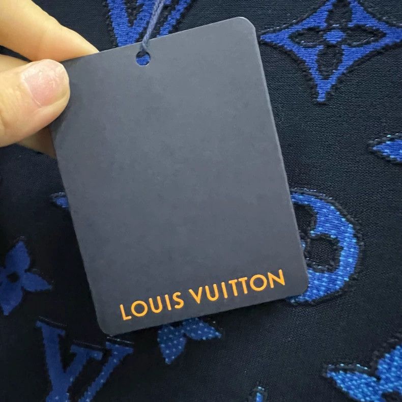 Louis Vuitton Louis Vuitton Gradient Logo Sweatshirt M Size Size US M / EU 48-50 / 2 - 5 Thumbnail