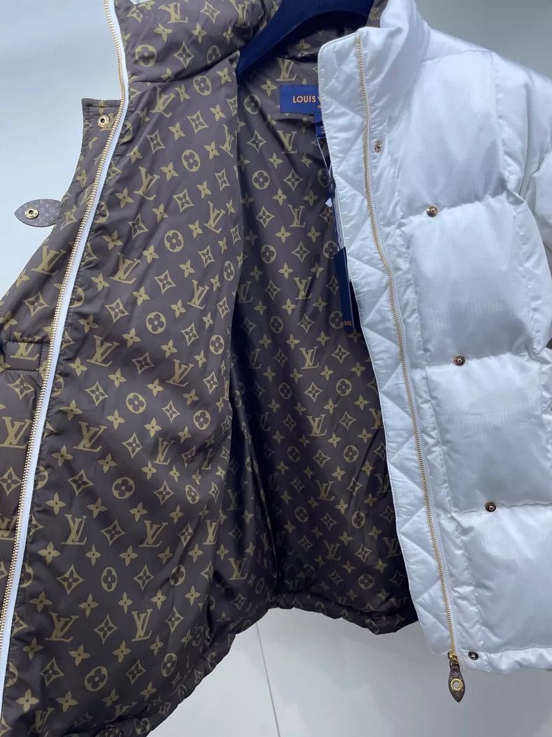 Louis Vuitton Louis Vuitton White Down Jacket with Tags Size US S / EU 44-46 / 1 - 5 Thumbnail