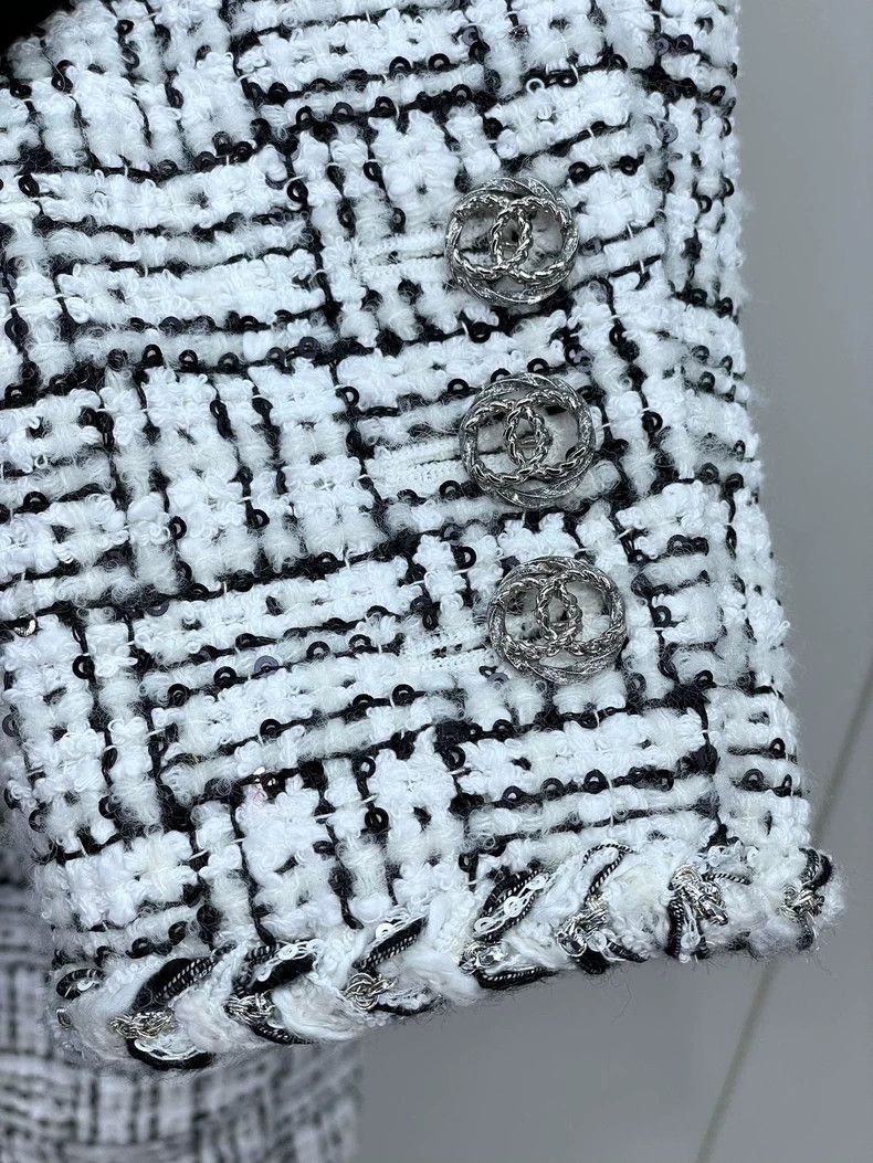Chanel Chanel Tweed Jacket with Sequins Size US S / EU 44-46 / 1 - 5 Thumbnail