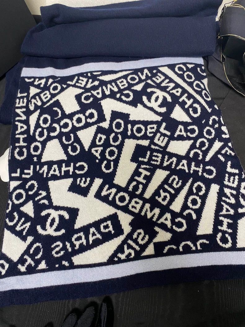 Chanel Chanel Double-Sided Cashmere Scarf in Navy Size ONE SIZE - 4 Thumbnail
