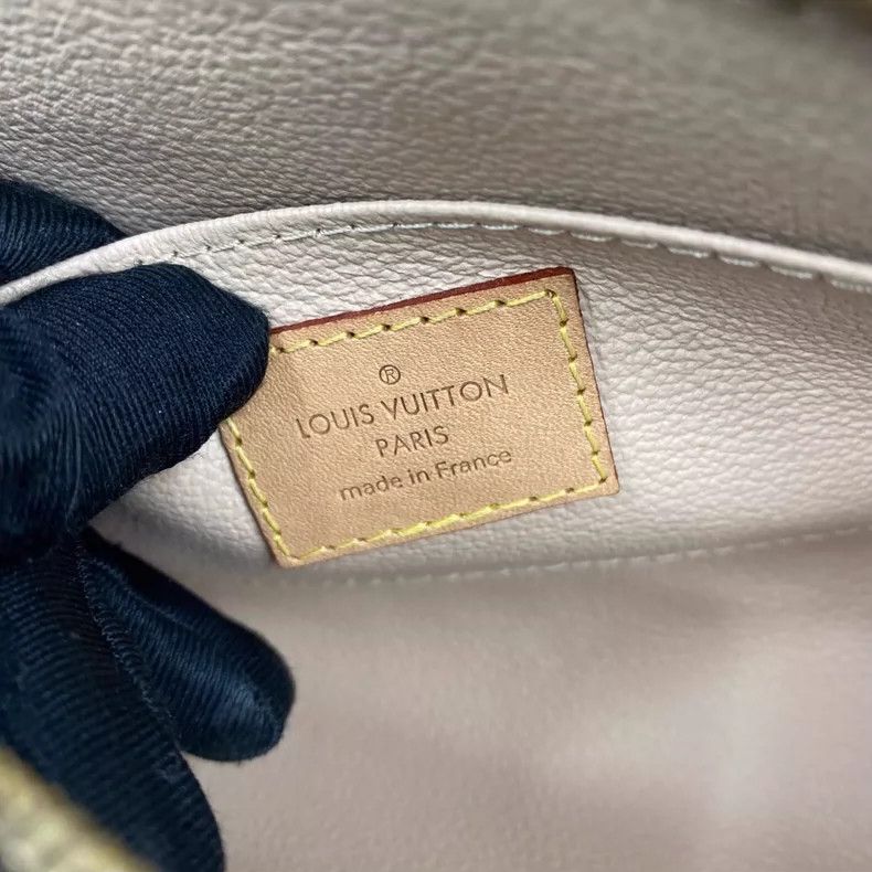 Louis Vuitton Louis Vuitton Cosmetic Handbag Monogram Design Size ONE SIZE - 6 Thumbnail