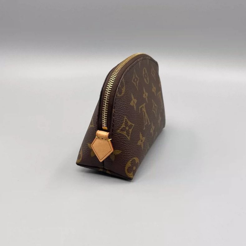 Louis Vuitton Louis Vuitton Cosmetic Handbag Monogram Design Size ONE SIZE - 8 Thumbnail