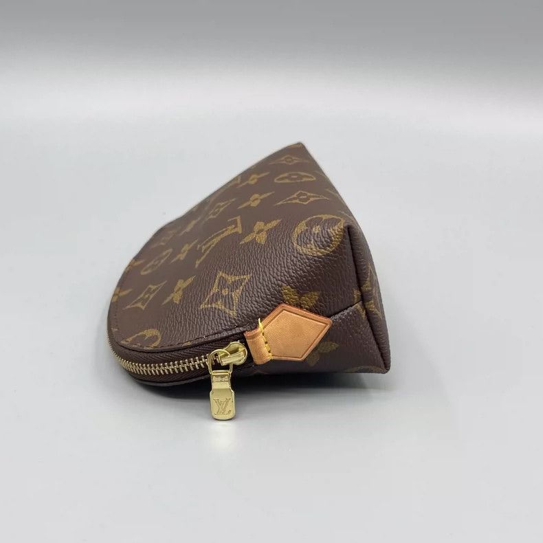 Louis Vuitton Louis Vuitton Cosmetic Handbag Monogram Design Size ONE SIZE - 4 Thumbnail