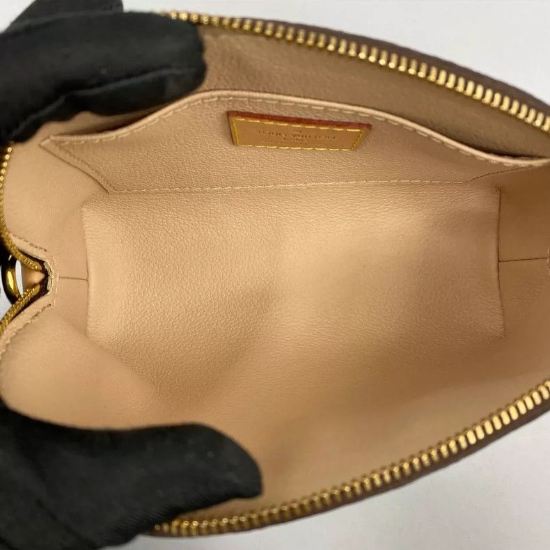 Louis Vuitton Louis Vuitton Cosmetic Handbag Monogram Design Size ONE SIZE - 9 Thumbnail