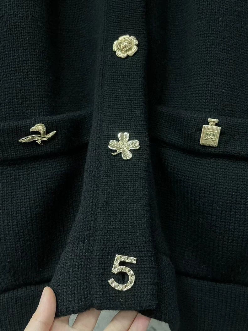 Chanel Chanel Wool Cardigan with Gold Buttons Size US S / EU 44-46 / 1 - 5 Thumbnail