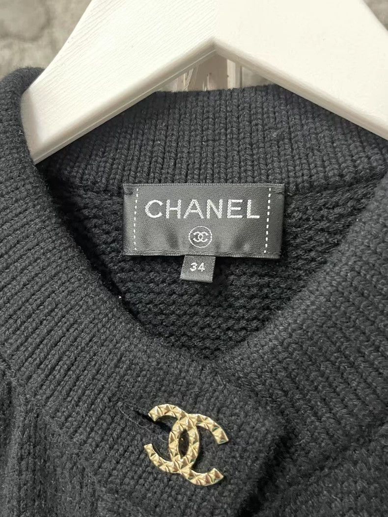 Chanel Chanel Wool Cardigan with Gold Buttons Size US S / EU 44-46 / 1 - 8 Thumbnail