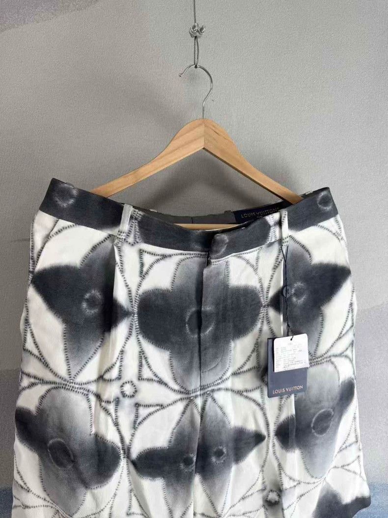 Louis Vuitton Louis Vuitton Black and White Floral Shorts Size US 40 / EU 56 - 2 Thumbnail