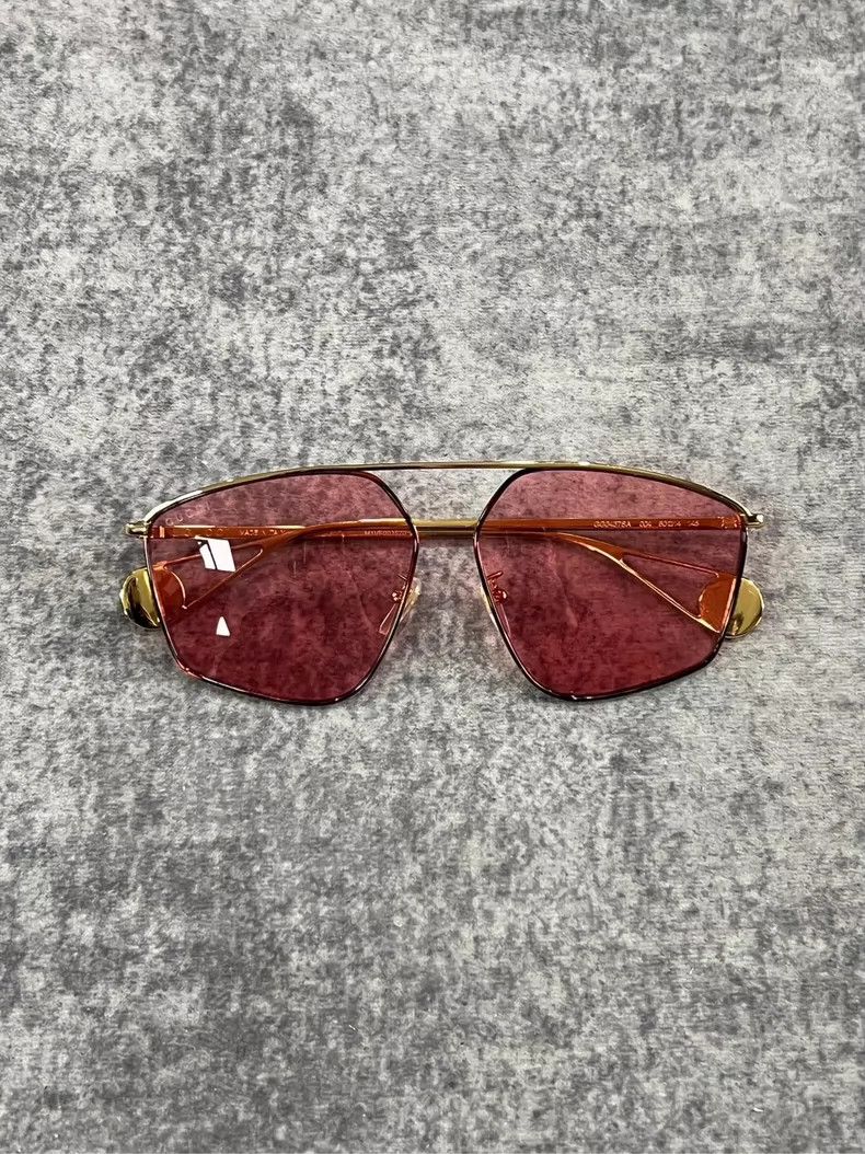 Gucci Gucci Pink Sunglasses with Gold Accents Size ONE SIZE - 5 Thumbnail