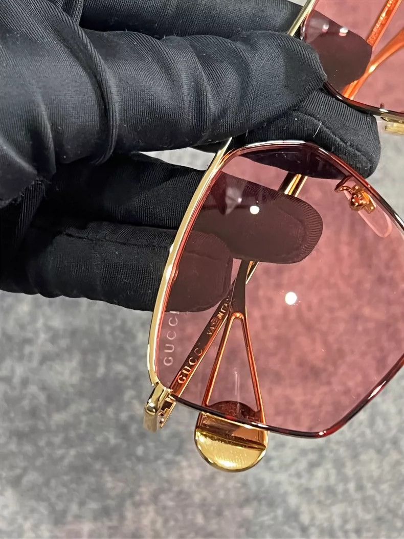 Gucci Gucci Pink Sunglasses with Gold Accents Size ONE SIZE - 9 Thumbnail