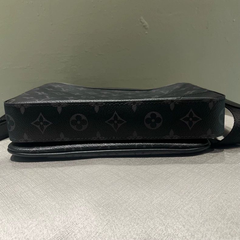 Louis Vuitton Louis Vuitton Gray Monogram Canvas Messenger Bag Size ONE SIZE - 4 Thumbnail