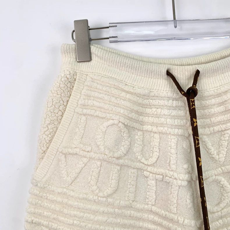 Louis Vuitton Louis Vuitton Beige Logo Embossed Casual Shorts Size US 34 / EU 50 - 3 Thumbnail