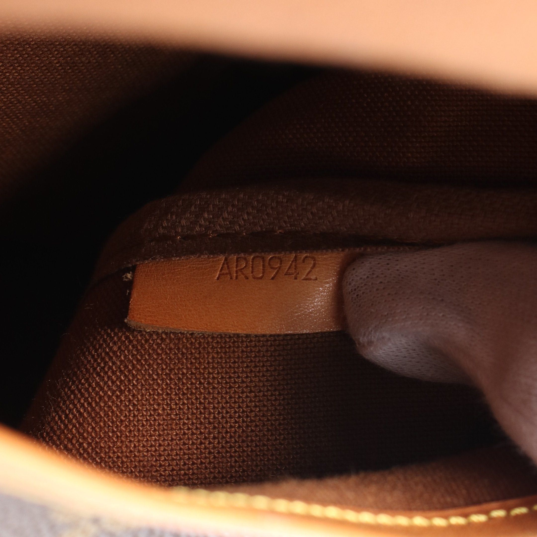 Louis Vuitton Louis Vuitton Saumur 35 Monogram Shoulder Bag Leather Brown Size ONE SIZE - 6 Thumbnail