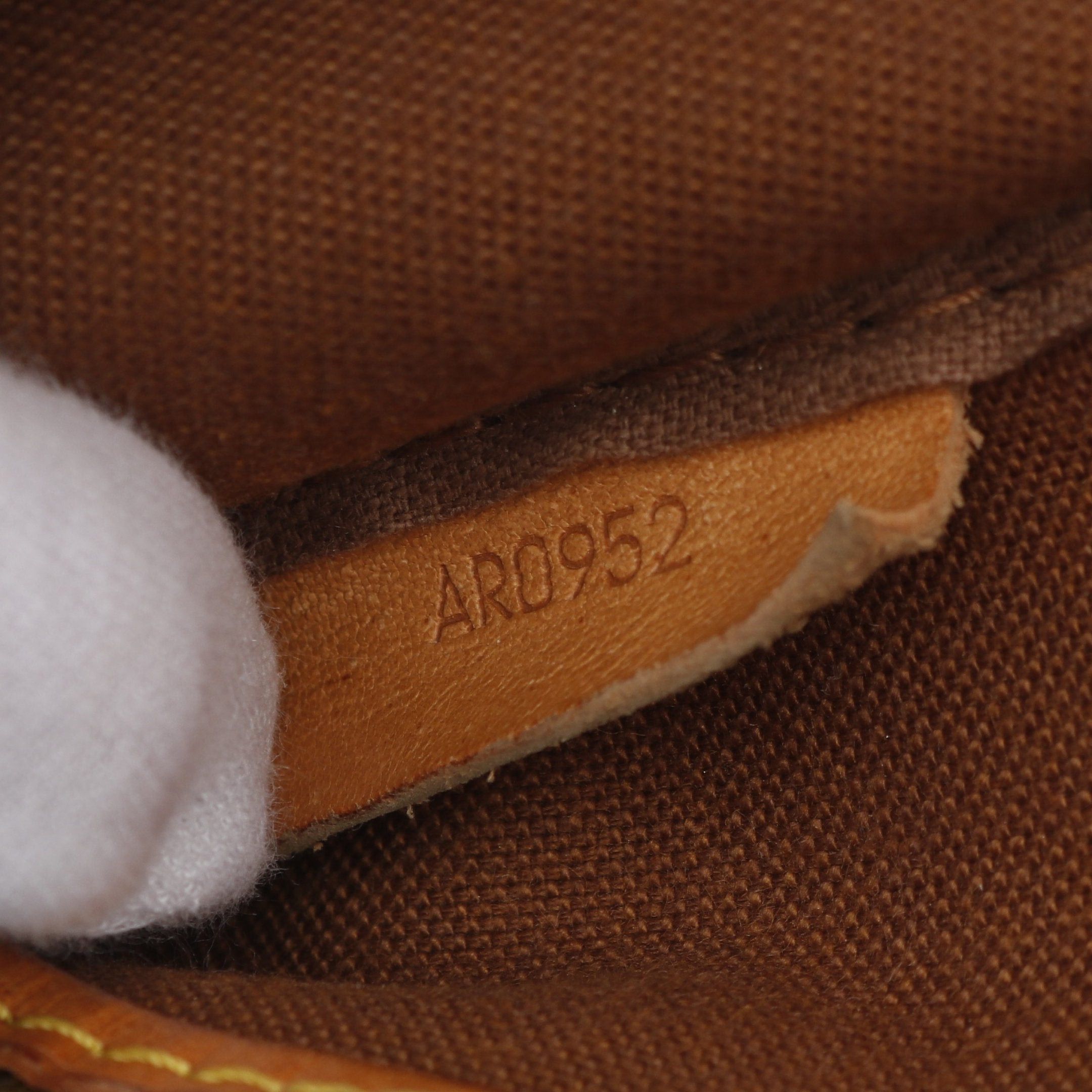 Louis Vuitton Louis Vuitton Saumur 30 Monogram Shoulder Bag Leather Brown Size ONE SIZE - 6 Thumbnail