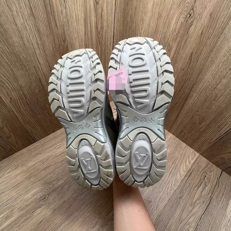 Louis Vuitton LV Discovery Grey Green Sneakers Size 41 Size US 9 / EU 42 - 3 Thumbnail