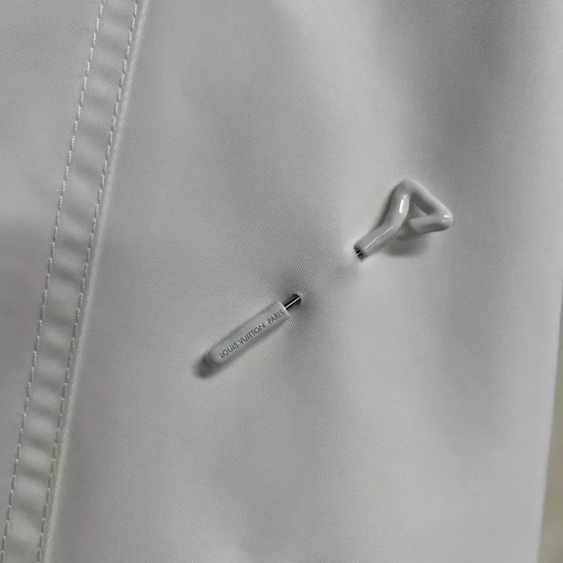 Louis Vuitton Louis Vuitton White Windbreaker with Logo Size US L / EU 52-54 / 3 - 4 Thumbnail