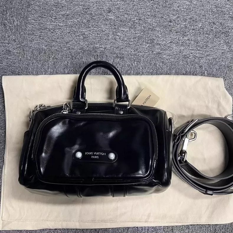 Louis Vuitton Louis Vuitton Logo Zip Shoulder Handbag Size ONE SIZE - 2 Thumbnail