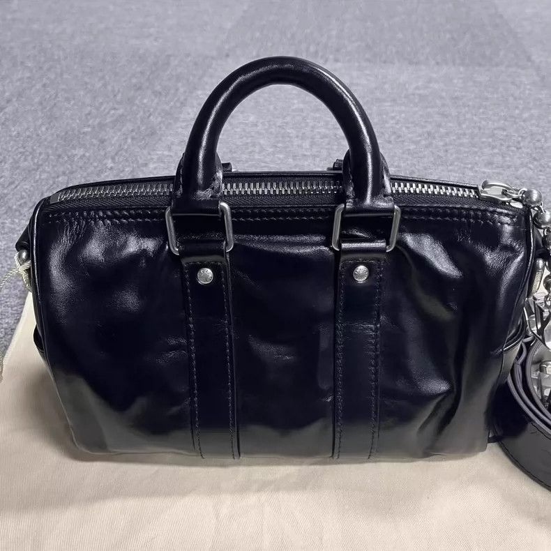 Louis Vuitton Louis Vuitton Logo Zip Shoulder Handbag Size ONE SIZE - 3 Thumbnail