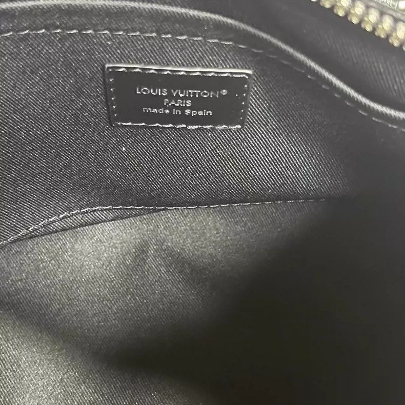 Louis Vuitton Louis Vuitton Logo Zip Shoulder Handbag Size ONE SIZE - 8 Thumbnail