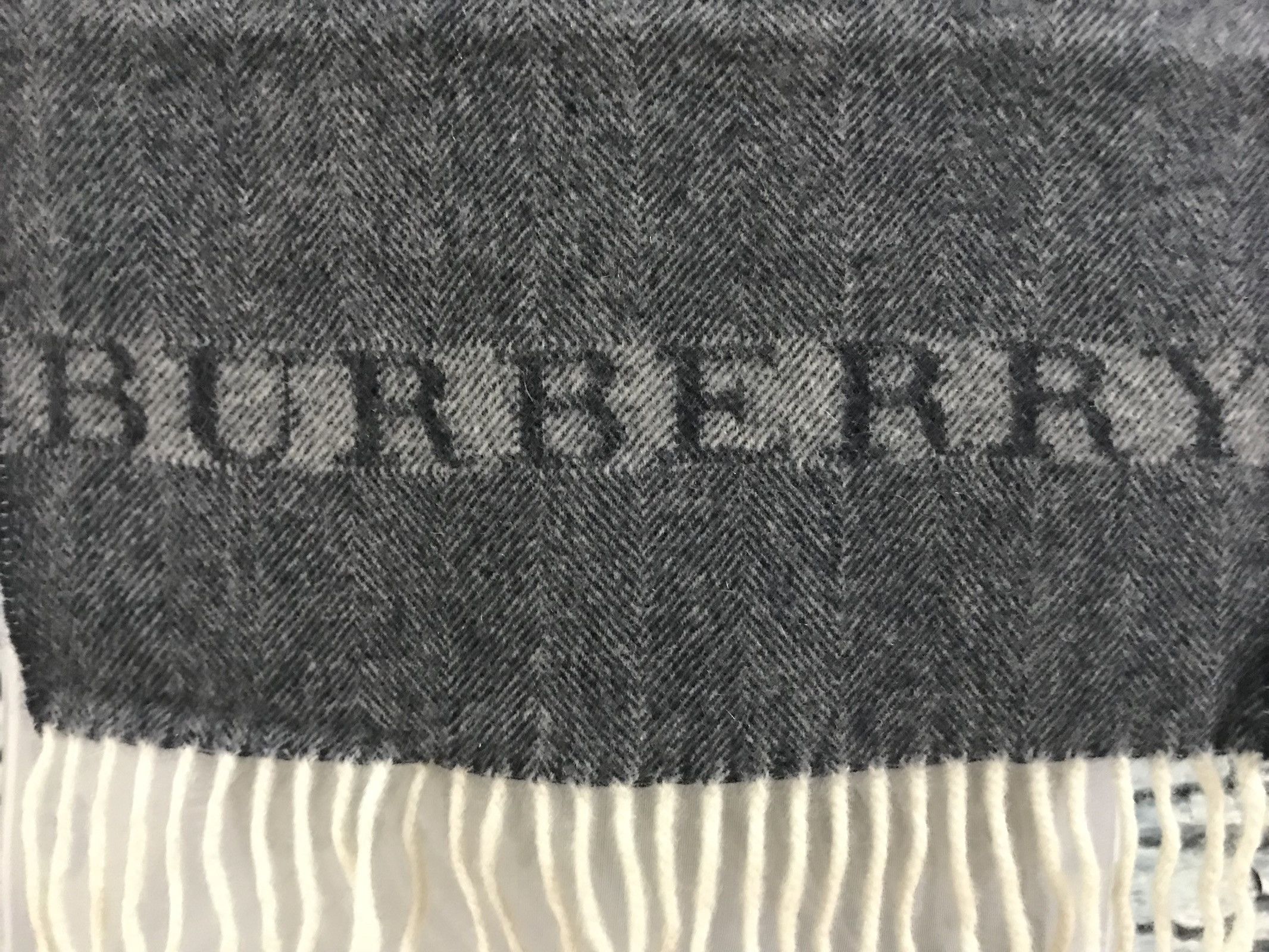 Burberry Scarf/Muffler/Luxury/Louis Vuitton/Fendi/Gucci