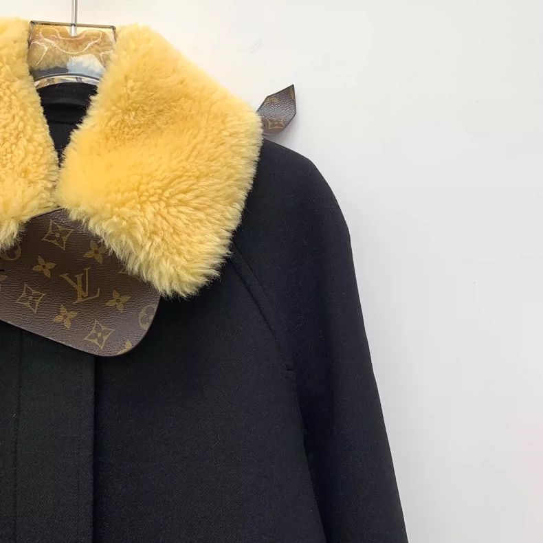Louis Vuitton Louis Vuitton Black Wool Coat with Fur Collar Size US S / EU 44-46 / 1 - 3 Thumbnail