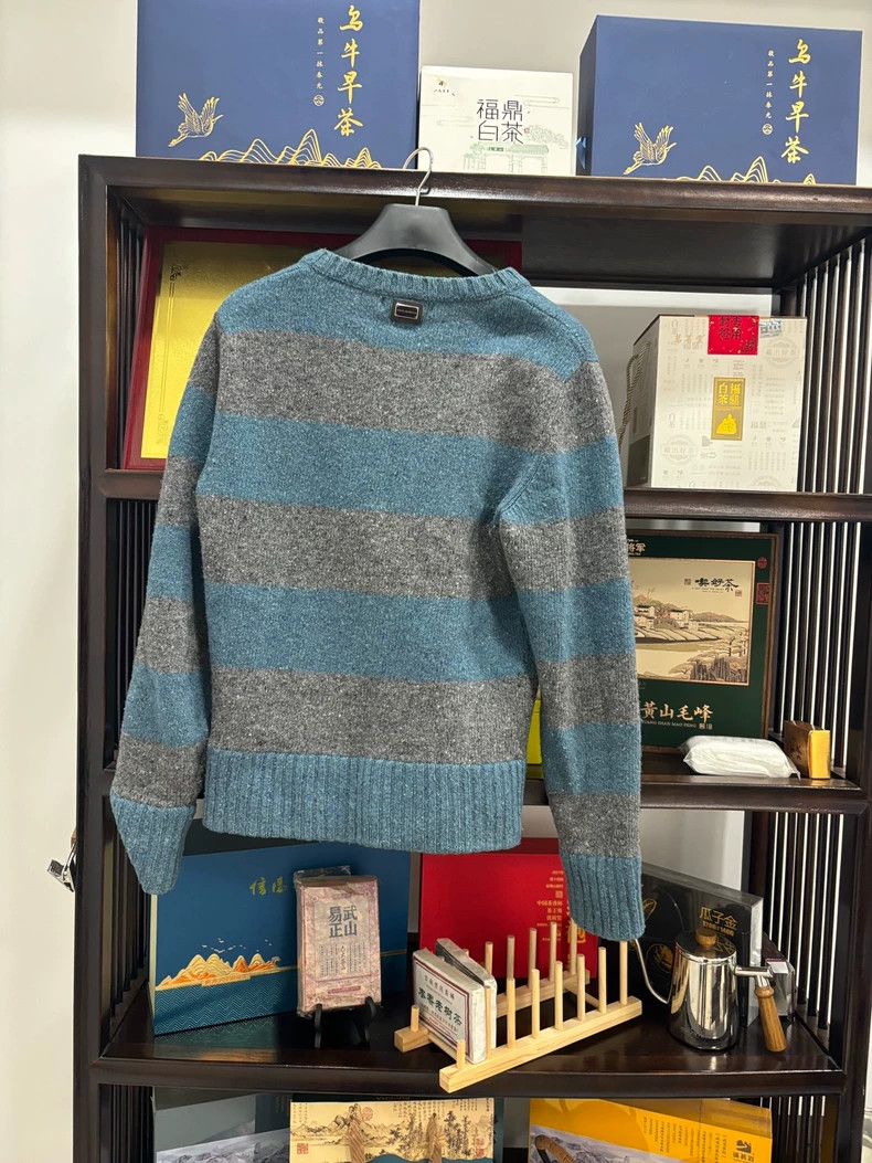 Dolce & Gabbana Thick Wool V-neck Sweater from DG Size US L / EU 52-54 / 3 - 2 Thumbnail