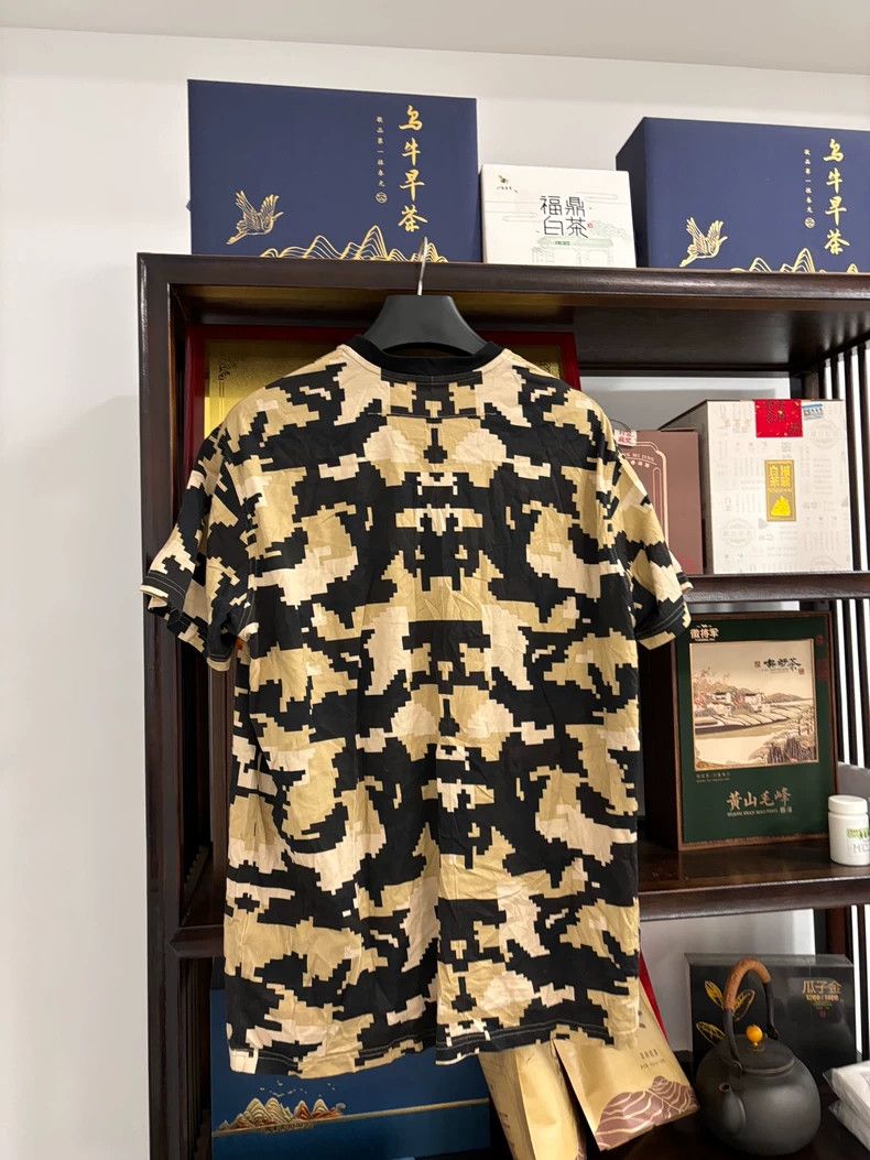 Givenchy Givenchy Short Sleeve T-Shirt in Unique Pattern Size US XS / EU 42 / 0 - 3 Thumbnail