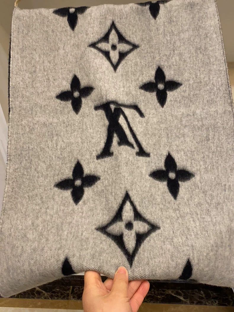 Louis Vuitton Classic Cashmere Scarf with Logo Design Size ONE SIZE - 2 Thumbnail