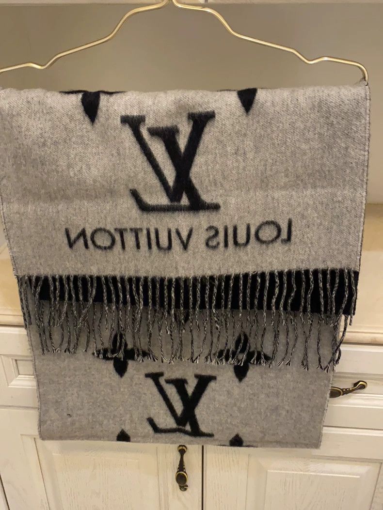 Louis Vuitton Classic Cashmere Scarf with Logo Design Size ONE SIZE - 3 Thumbnail