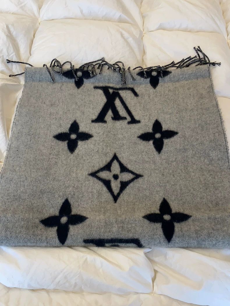 Louis Vuitton Classic Cashmere Scarf with Logo Design Size ONE SIZE - 7 Thumbnail