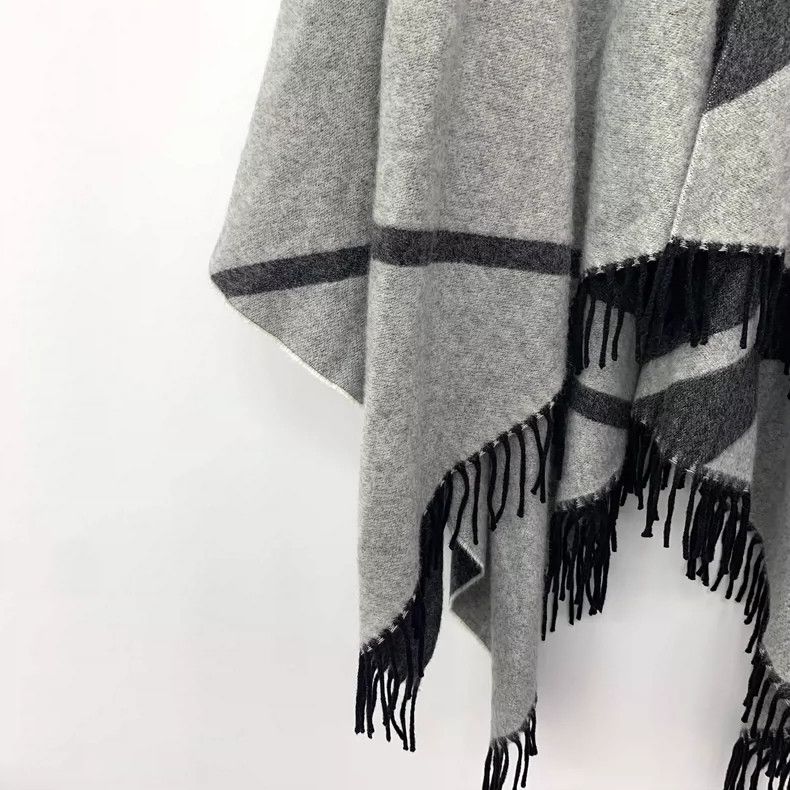 Fendi Fendi Gray Wool Poncho with Fur Collar Size US M / EU 48-50 / 2 - 4 Thumbnail