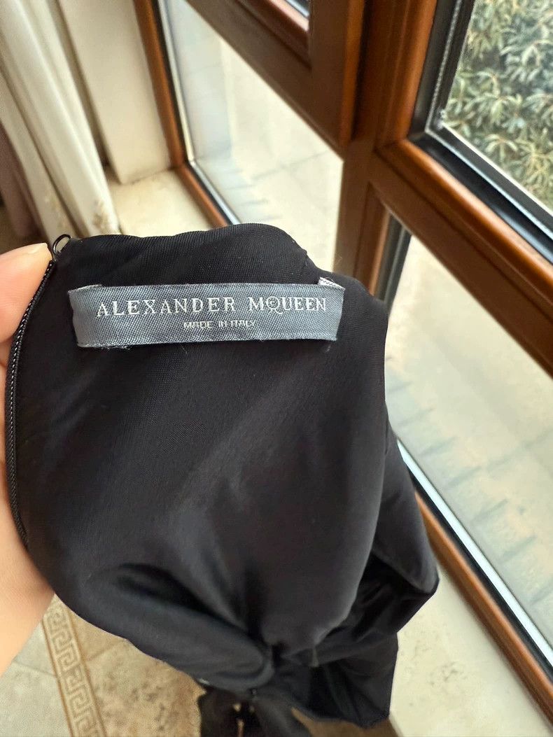 Alexander McQueen Elegant Little Black Dress with Cape Design Size US 38 / EU 54 - 6 Thumbnail
