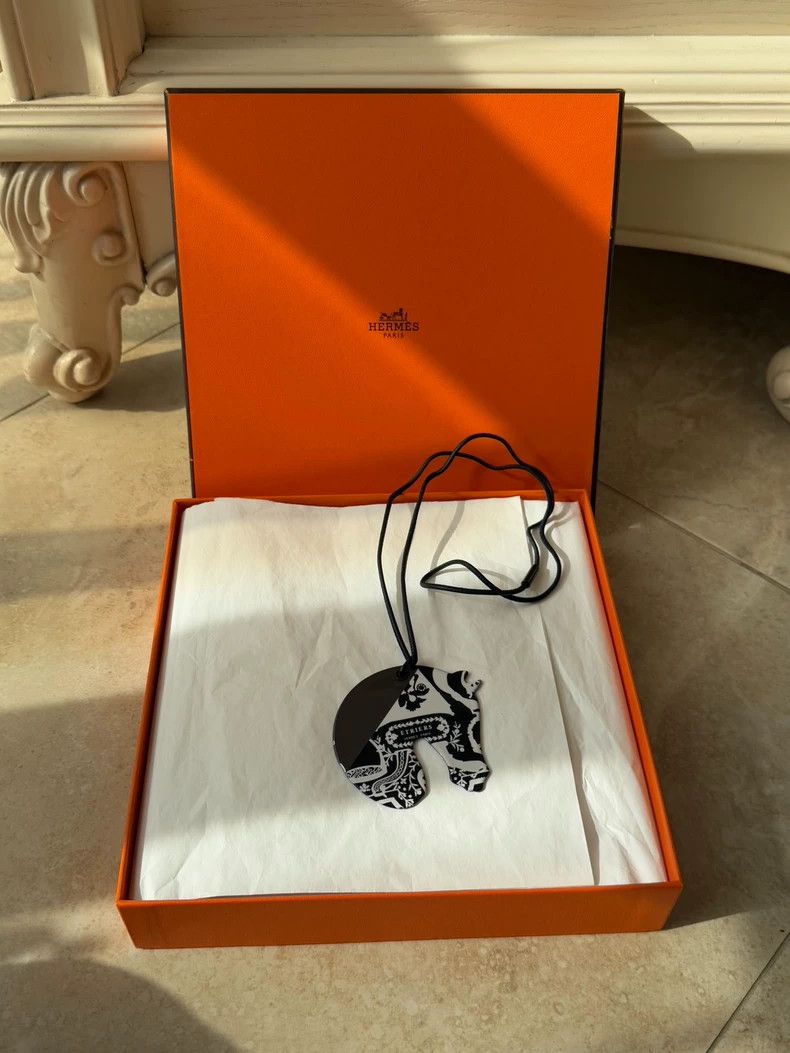 Hermes Hermes Enamel Horsehead Necklace Bag Charm Size ONE SIZE - 3 Thumbnail