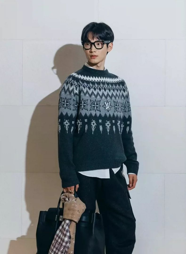 Louis Vuitton Louis Vuitton Gray Knit Sweater with Design-yf Size US L / EU 52-54 / 3 - 7 Thumbnail