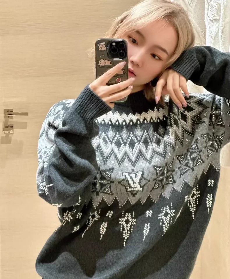 Louis Vuitton Louis Vuitton Gray Knit Sweater with Design-yf Size US L / EU 52-54 / 3 - 6 Thumbnail