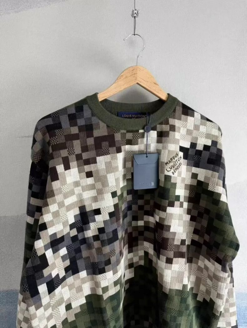 Louis Vuitton Louis Vuitton Pixelated Pattern Sweater Size L-yf Size US L / EU 52-54 / 3 - 2 Thumbnail