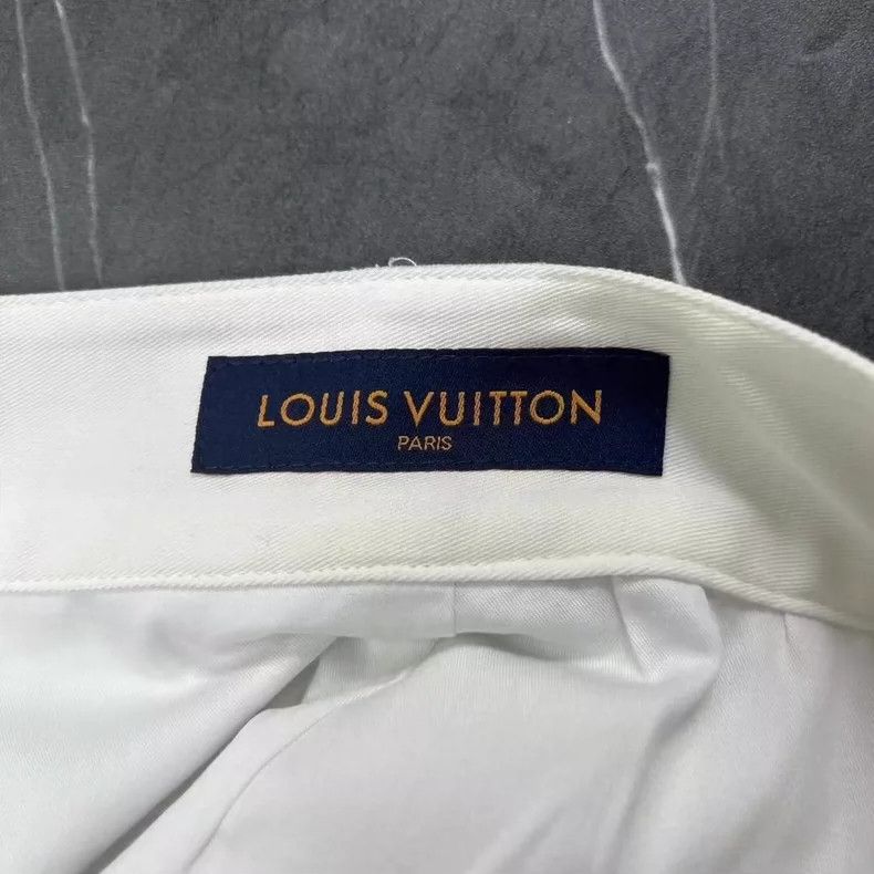 Louis Vuitton Louis Vuitton White Cargo Shorts Size 42-yf Size US 42 / EU 58 - 3 Thumbnail