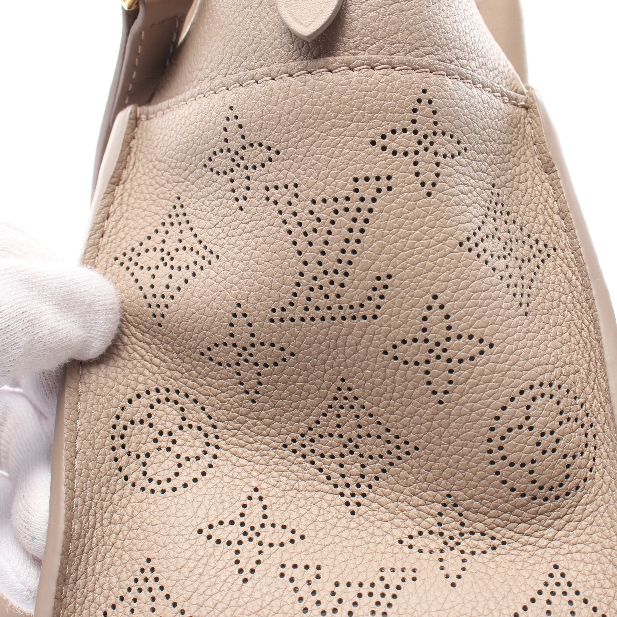 Louis Vuitton Louis Vuitton On My Side Pm Carré Handbag Leather Gray Beige Size ONE SIZE - 7 Thumbnail