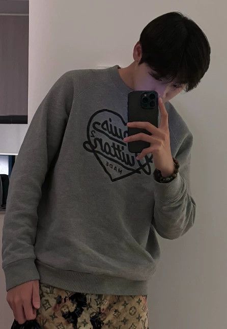 Louis Vuitton Louis Vuitton Heart Logo Gray Sweatshirt-yf Size US S / EU 44-46 / 1 - 3 Thumbnail