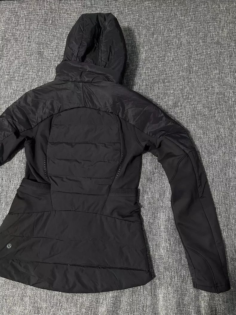 Canada Goose lululemon Down For It Lightweight Jacket-yf Size US S / EU 44-46 / 1 - 5 Thumbnail