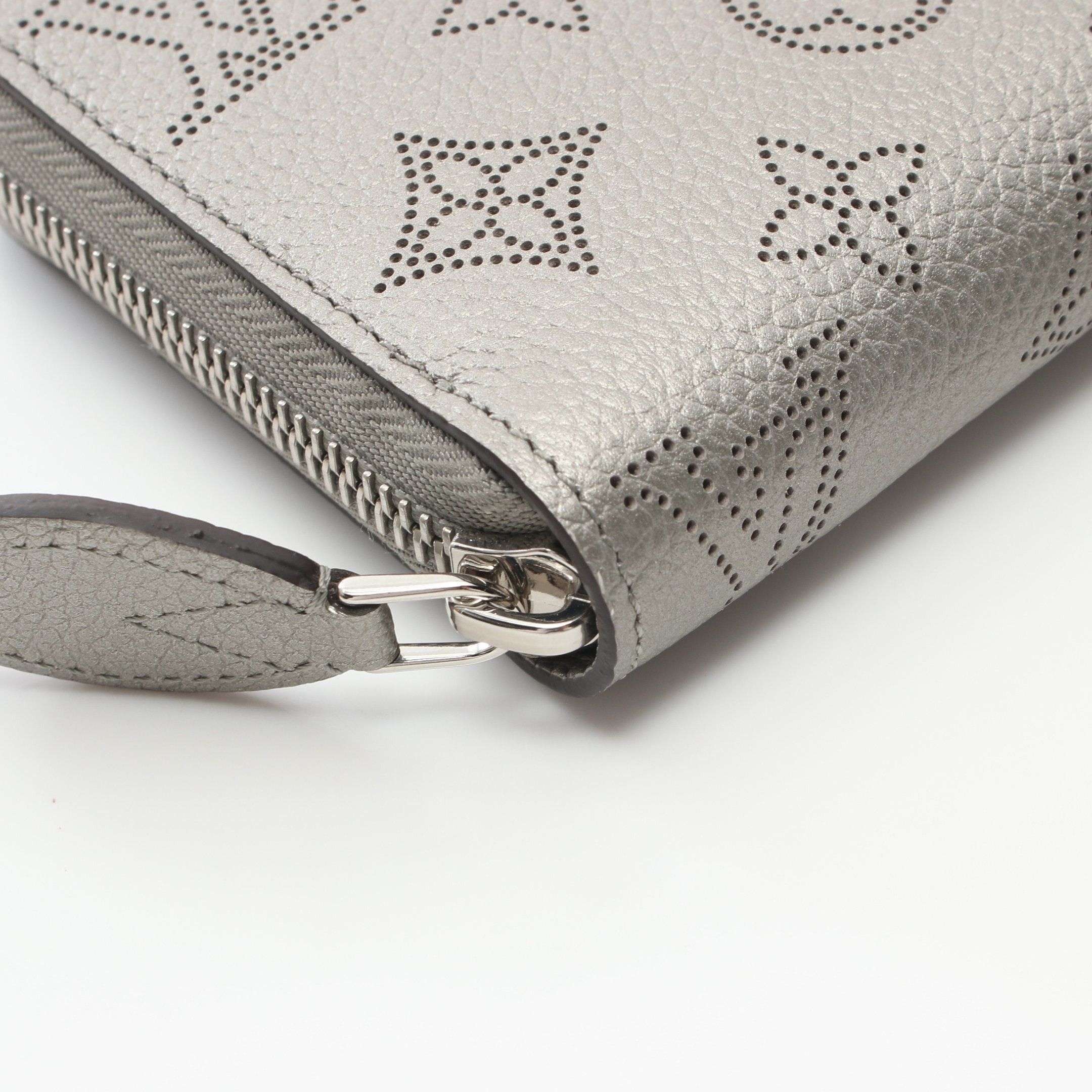 Louis Vuitton Louis Vuitton Zippy Wallet Monogram Mahina Metallic Round Zipper Leather Gray Size ONE SIZE - 7 Thumbnail