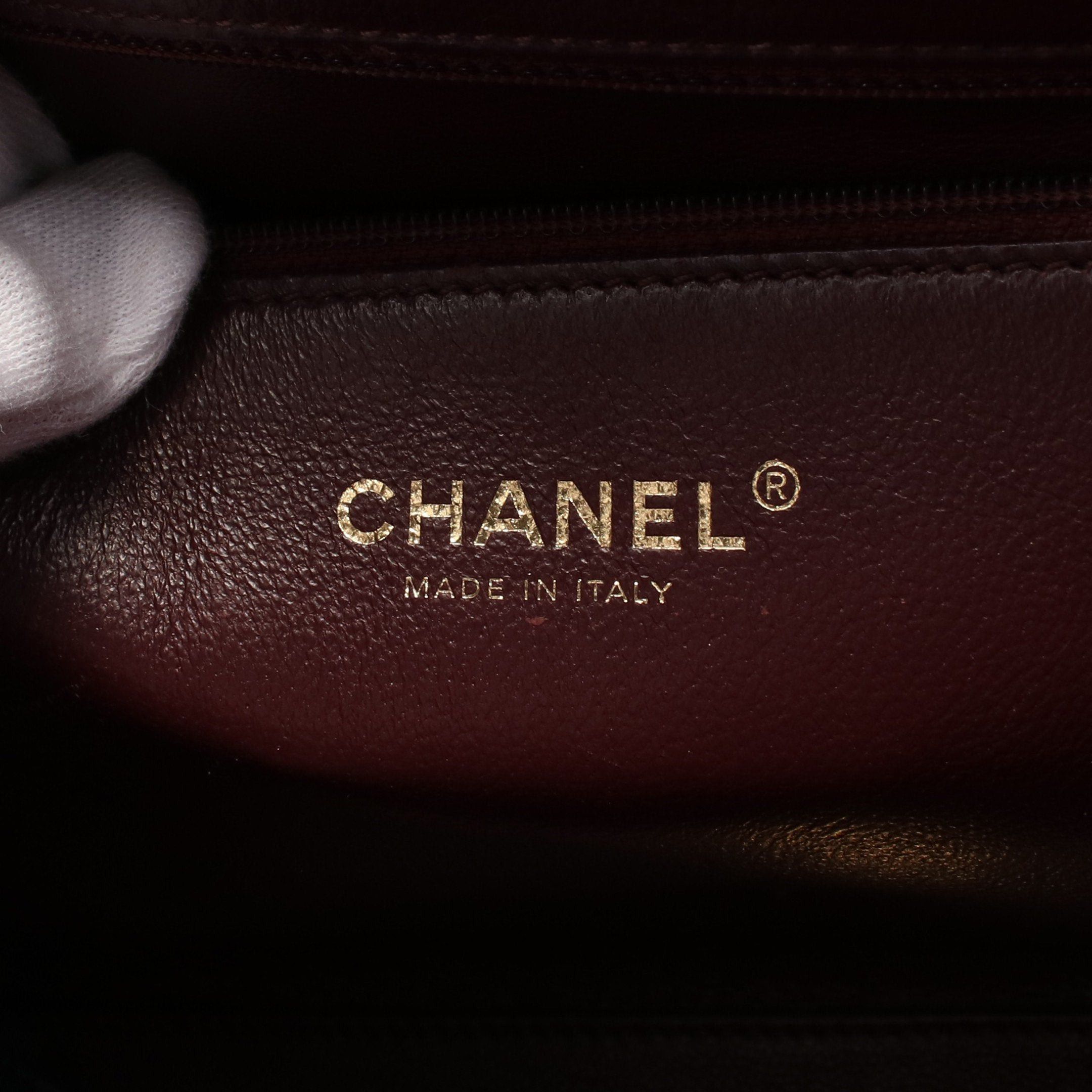 Chanel Chanel Chevron V-Stitch Chain Shoulder Bag Leather Navy Gold Hardware Size ONE SIZE - 4 Thumbnail