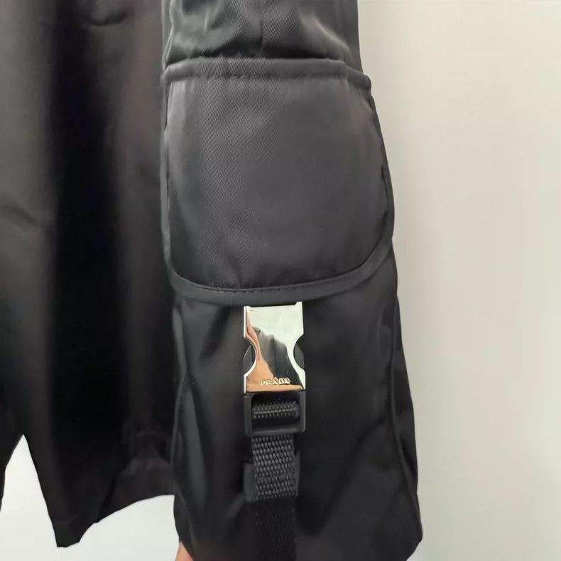 Prada Prada Re-Nylon Casual Shorts with Logo-yf Size US 33 - 3 Thumbnail