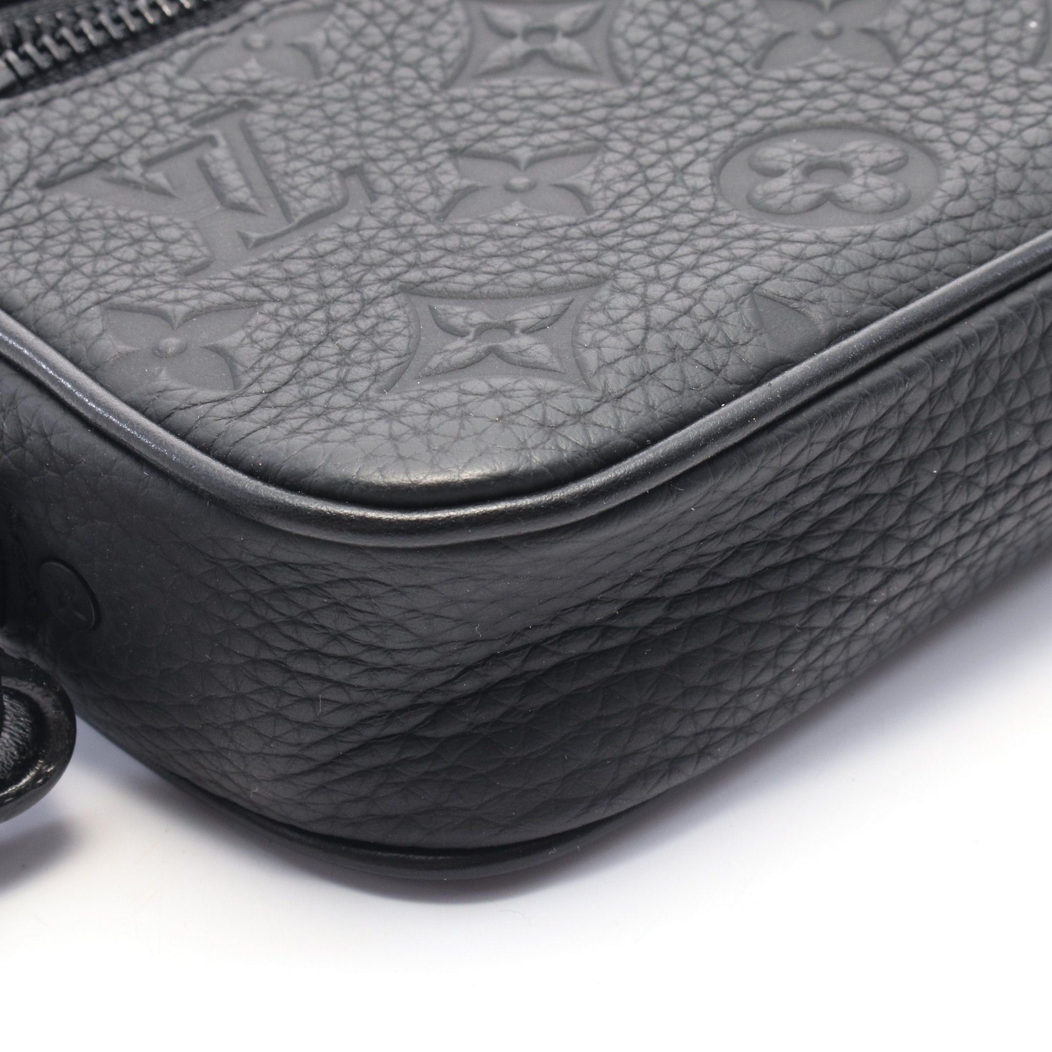Louis Vuitton Louis Vuitton Pochette Volga Monogram Taurillon Clutch Bag Second Leather Black Size ONE SIZE - 6 Thumbnail